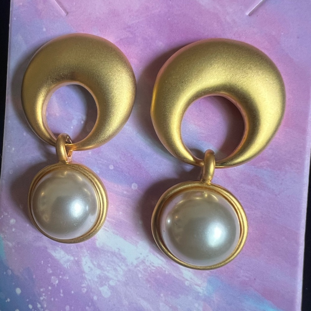 Vintage Matte Gold Tone Dangle Drop Faux Pearl Earrings - Picture 4 of 4